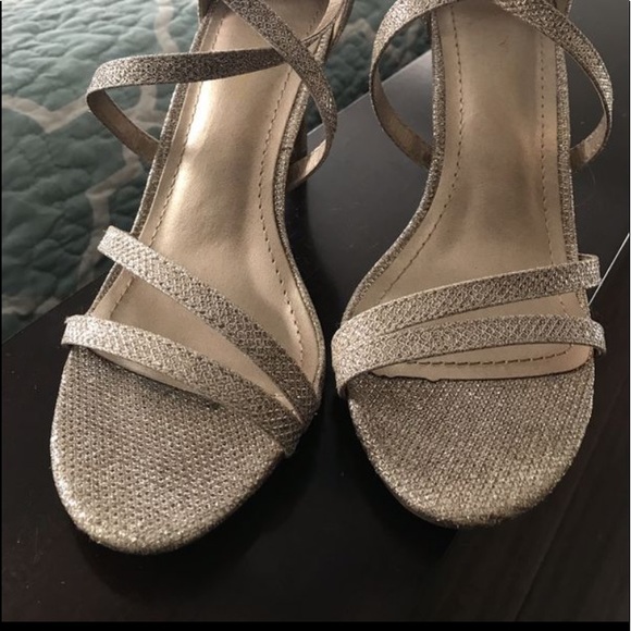 Dream pairs gold glittery heels - Picture 3 of 5